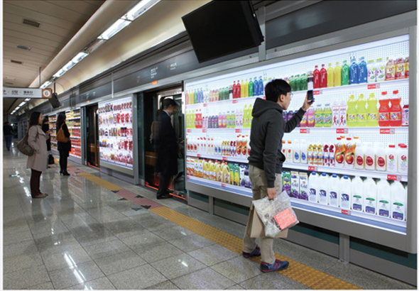 Escaneando con el móvil productos en la pantalla del metro (Testo, Corea)